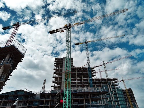 THE CONTRACTOR’S RIGHTS IN CONSTRUCTION AGREEMENTS IN RETURN FOR LAND SHARES, SALES TO THIRD PARTIES, AND THE BALANCE OF GOOD FAITH